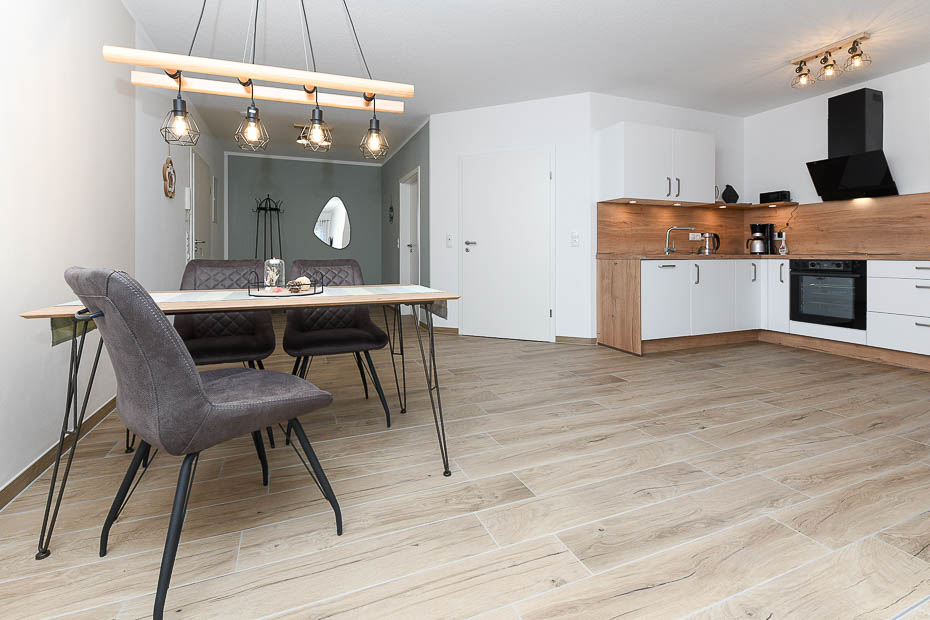 Ferienwohnung „Teetied“ - Wohnzimmer mit integriertem Küchenbereich