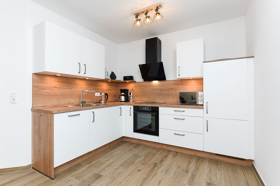 Ferienwohnung „Teetied“ - Wohnzimmer mit integriertem Küchenbereich