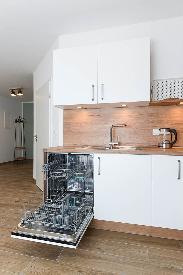 Ferienwohnung „Teetied“ - Wohnzimmer mit integriertem Küchenbereich