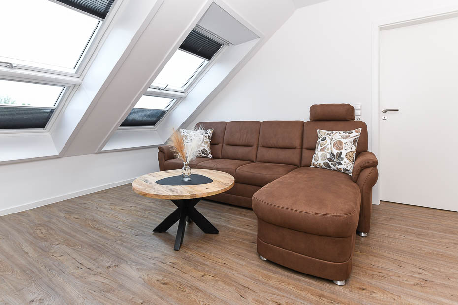 Ferienwohnung „Weitsicht“ - Wohnzimmer mit integriertem Küchenbereich