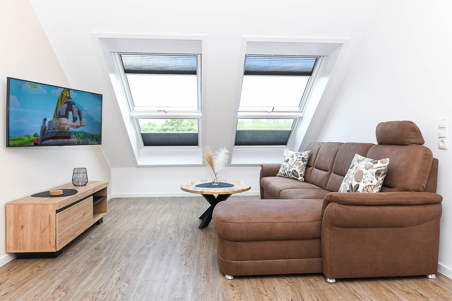 Ferienwohnung „Weitsicht“ - Wohnzimmer mit integriertem Küchenbereich