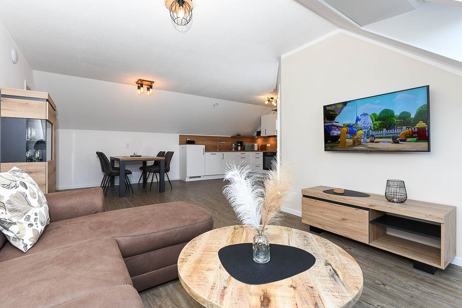 Ferienwohnung „Weitsicht“ - Wohnzimmer mit integriertem Küchenbereich