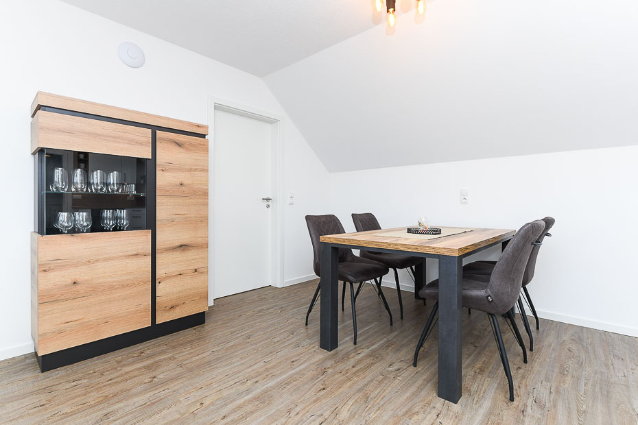 Ferienwohnung „Weitsicht“ - Wohnzimmer mit integriertem Küchenbereich