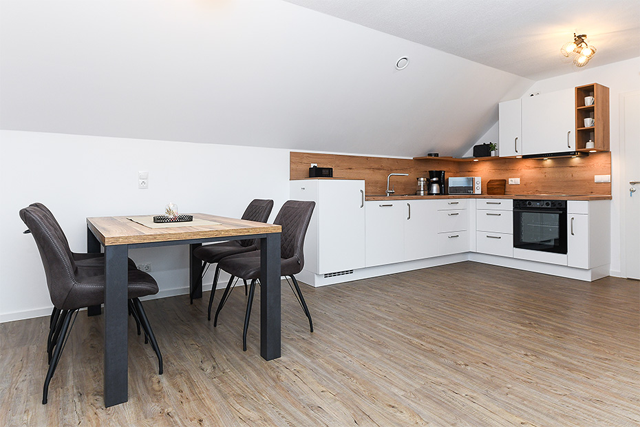 Ferienwohnung „Weitsicht“ - Wohnzimmer mit integriertem Küchenbereich