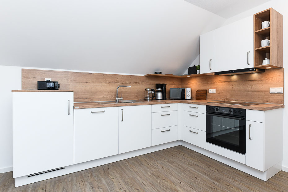 Ferienwohnung „Weitsicht“ - Wohnzimmer mit integriertem Küchenbereich