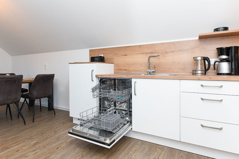 Ferienwohnung „Weitsicht“ - Wohnzimmer mit integriertem Küchenbereich