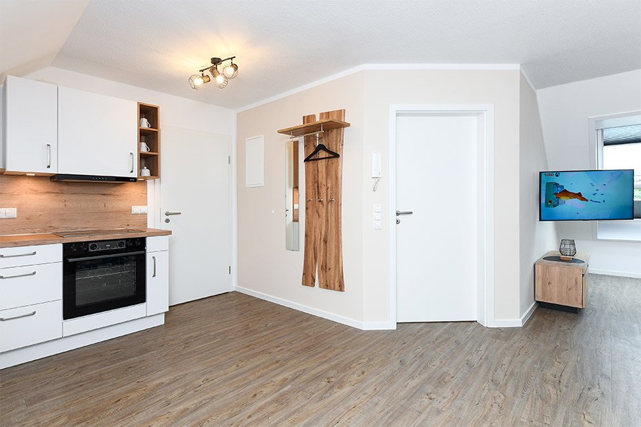 Ferienwohnung „Weitsicht“ - Wohnzimmer mit integriertem Küchenbereich