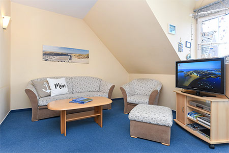 Ferienwohnung „Hafenmelodie“ - Wohnzimmer mit integriertem Küchenbereich