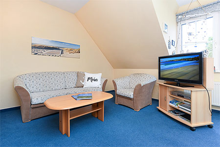 Ferienwohnung „Hafenmelodie“ - Wohnzimmer mit integriertem Küchenbereich