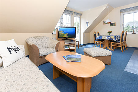 Ferienwohnung „Hafenmelodie“ - Wohnzimmer mit integriertem Küchenbereich