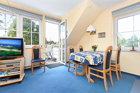 Ferienwohnung „Hafenmelodie“ - Wohnzimmer mit integriertem Küchenbereich