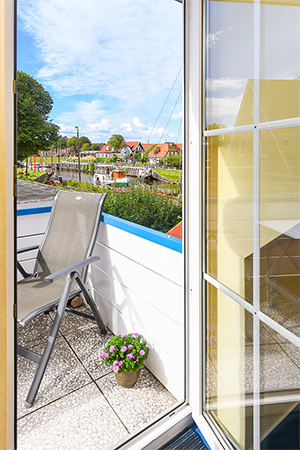 Ferienwohnung „Hafenmelodie“ - Wohnzimmer mit integriertem Küchenbereich