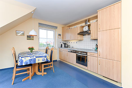 Ferienwohnung „Hafenmelodie“ - Wohnzimmer mit integriertem Küchenbereich