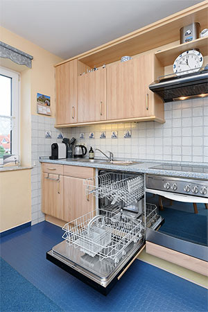 Ferienwohnung „Hafenmelodie“ - Wohnzimmer mit integriertem Küchenbereich