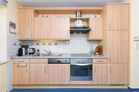 Ferienwohnung „Hafenmelodie“ - Wohnzimmer mit integriertem Küchenbereich