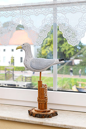 Ferienwohnung „Hafenmelodie“ - Wohnzimmer mit integriertem Küchenbereich