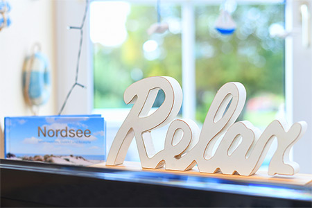 Ferienwohnung „Hafenmelodie“ - Wohnzimmer mit integriertem Küchenbereich