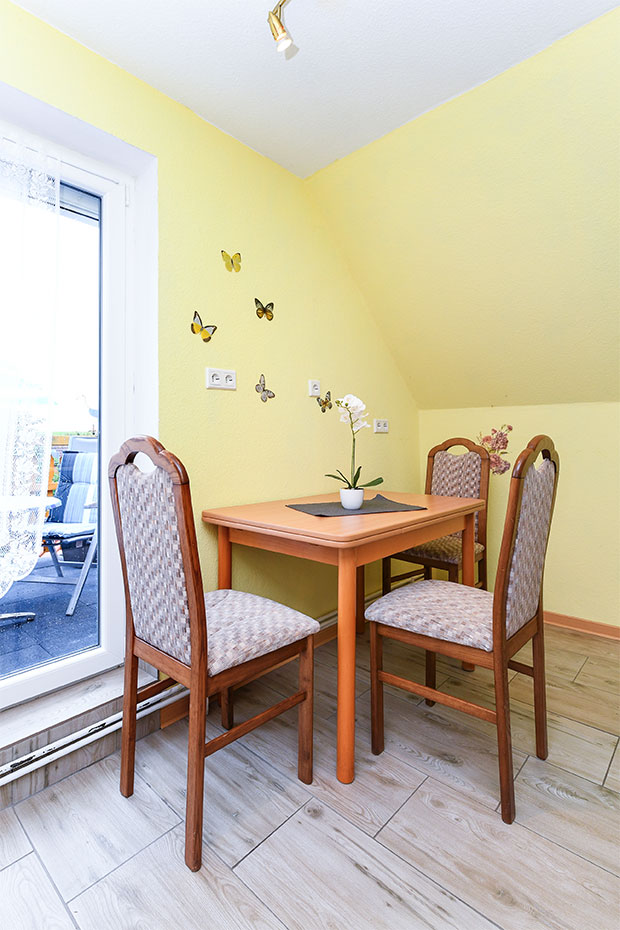 Ferienwohnung „Haus Seemöwe“ - Wohnraum mit integrierter Küche