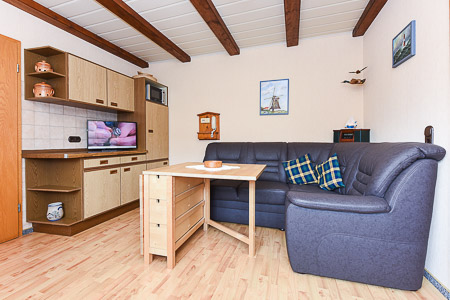 Ferienwohnung „Deichtor“ - Wohnzimmer mit integriertem Küchenbereich