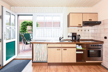 Ferienwohnung „Deichtor“ - Wohnzimmer mit integriertem Küchenbereich