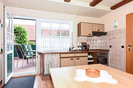 Ferienwohnung „Deichtor“ - Wohnzimmer mit integriertem Küchenbereich