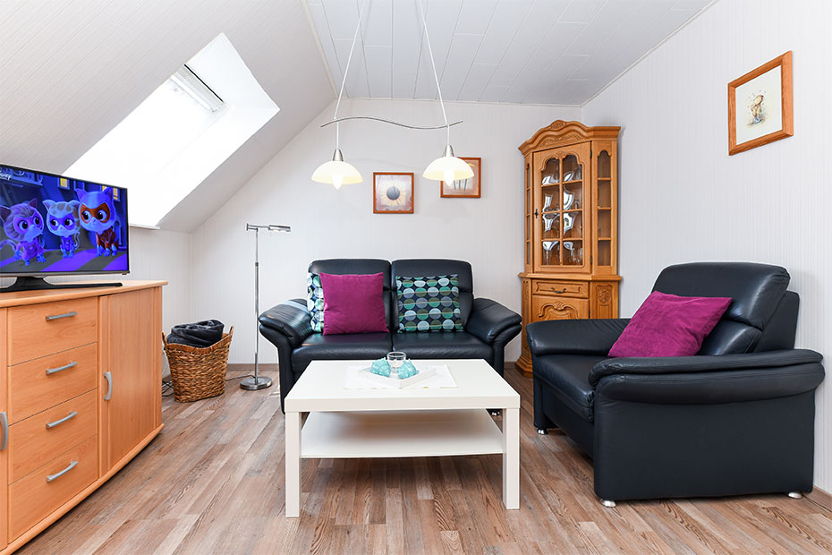 Ferienwohnung „Granat“ - Wohnzimmer mit integriertem Küchenbereich