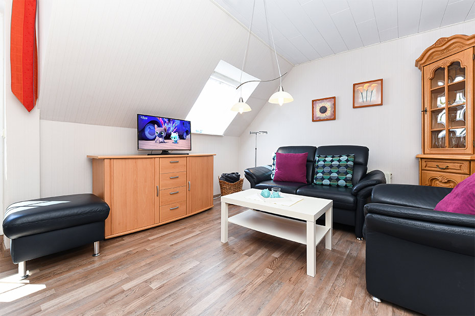 Ferienwohnung „Granat“ - Wohnzimmer mit integriertem Küchenbereich