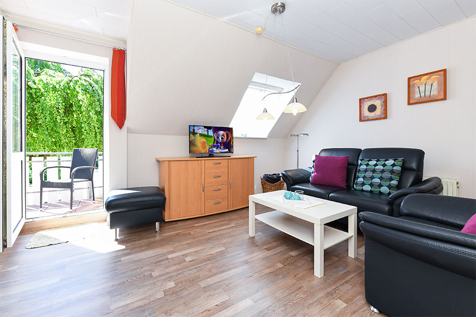 Ferienwohnung „Granat“ - Wohnzimmer mit integriertem Küchenbereich