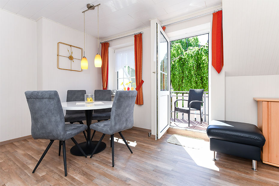 Ferienwohnung „Granat“ - Wohnzimmer mit integriertem Küchenbereich