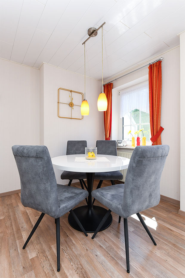 Ferienwohnung „Granat“ - Wohnzimmer mit integriertem Küchenbereich