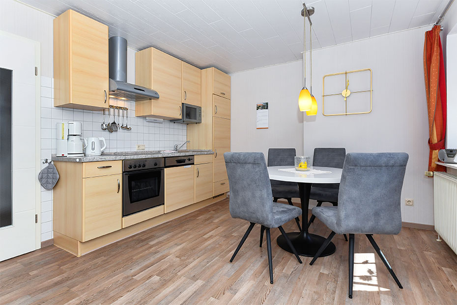 Ferienwohnung „Granat“ - Wohnzimmer mit integriertem Küchenbereich