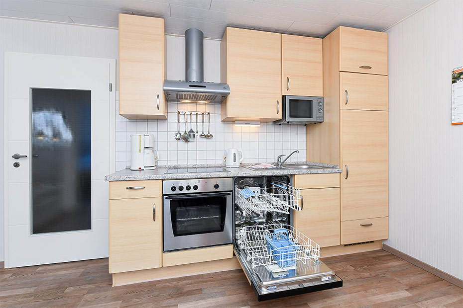 Ferienwohnung „Granat“ - Wohnzimmer mit integriertem Küchenbereich