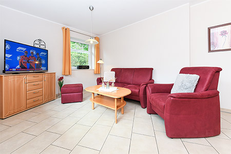 Ferienwohnung „Kegelrobbe“ - Wohnzimmer mit integriertem Küchenbereich