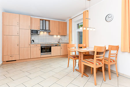 Ferienwohnung „Kegelrobbe“ - Wohnzimmer mit integriertem Küchenbereich