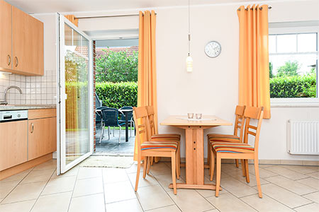 Ferienwohnung „Kegelrobbe“ - Wohnzimmer mit integriertem Küchenbereich