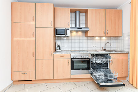 Ferienwohnung „Kegelrobbe“ - Wohnzimmer mit integriertem Küchenbereich