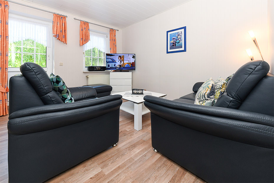 Ferienwohnung „Scholle“ - Wohnzimmer mit integriertem Küchenbereich