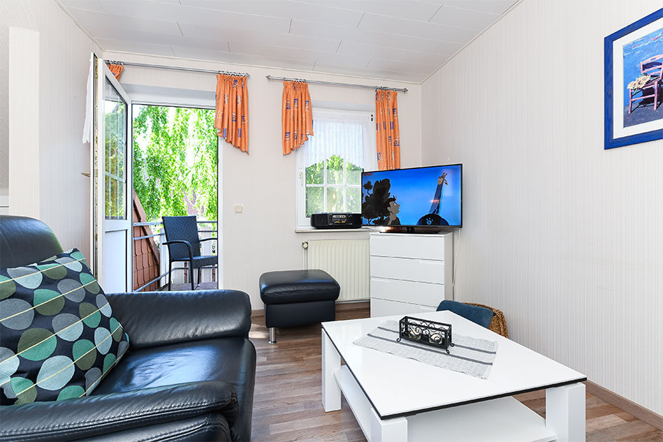 Ferienwohnung „Scholle“ - Wohnzimmer mit integriertem Küchenbereich