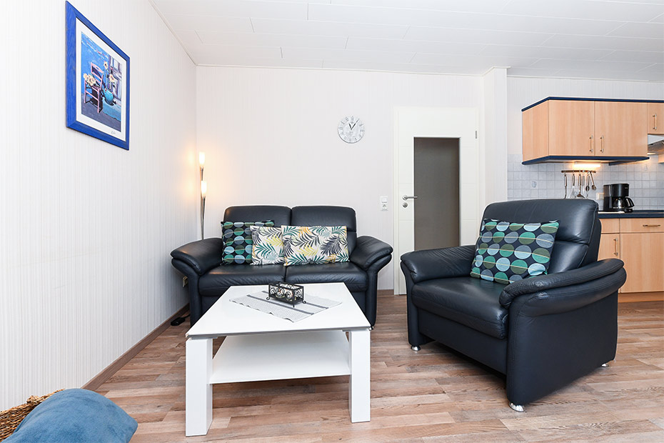Ferienwohnung „Scholle“ - Wohnzimmer mit integriertem Küchenbereich