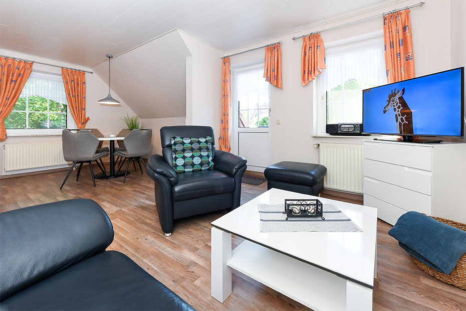 Ferienwohnung „Scholle“ - Wohnzimmer mit integriertem Küchenbereich