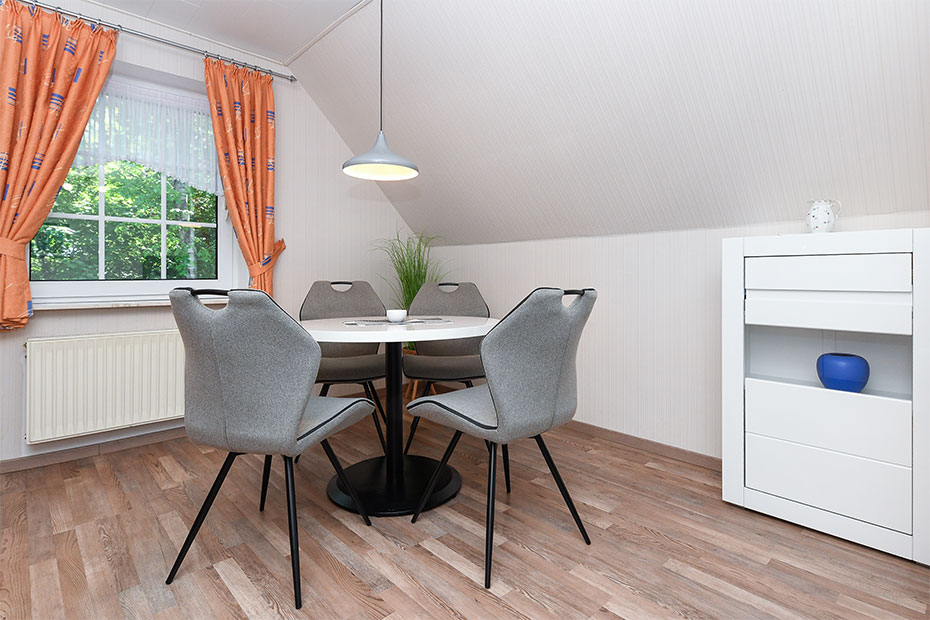 Ferienwohnung „Scholle“ - Wohnzimmer mit integriertem Küchenbereich