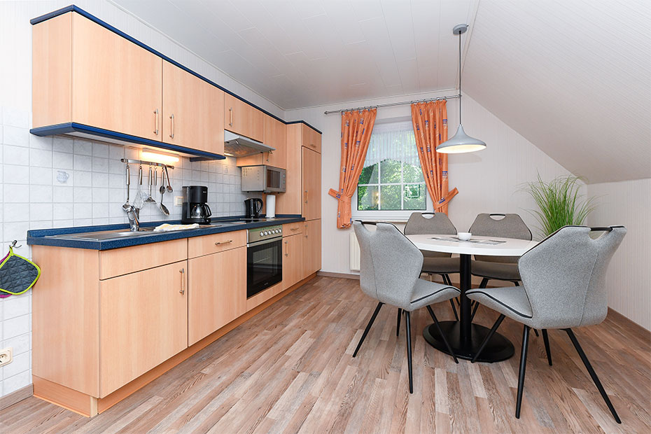 Ferienwohnung „Scholle“ - Wohnzimmer mit integriertem Küchenbereich