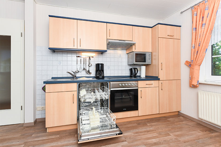 Ferienwohnung „Scholle“ - Wohnzimmer mit integriertem Küchenbereich