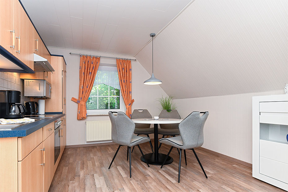 Ferienwohnung „Scholle“ - Wohnzimmer mit integriertem Küchenbereich