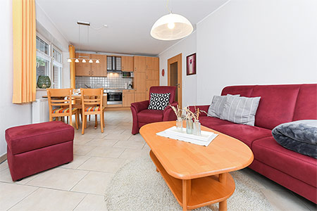 Ferienwohnung „Seehund“ - Wohnzimmer mit integriertem Küchenbereich