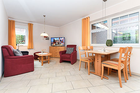 Ferienwohnung „Seehund“ - Wohnzimmer mit integriertem Küchenbereich