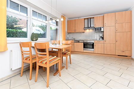 Ferienwohnung „Seehund“ - Wohnzimmer mit integriertem Küchenbereich