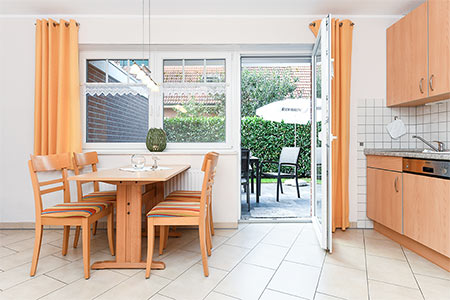 Ferienwohnung „Seehund“ - Wohnzimmer mit integriertem Küchenbereich