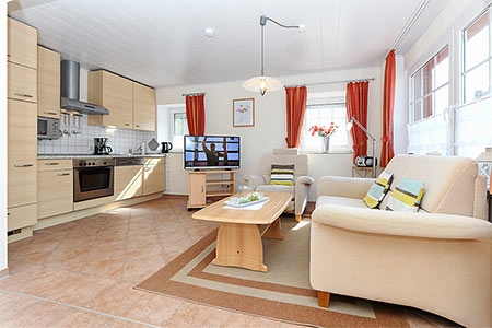 Ferienwohnung „Strandkrabbe“ - Wohnzimmer mit integriertem Küchenbereich