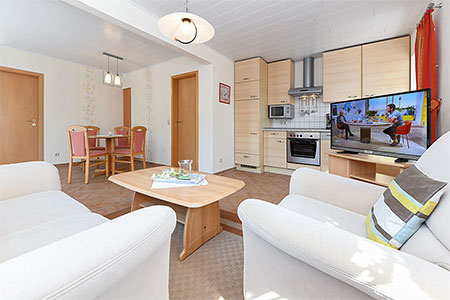 Ferienwohnung „Strandkrabbe“ - Wohnzimmer mit integriertem Küchenbereich